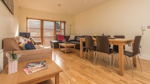 Apartment, 2 Bedrooms, 2 Bathrooms | Living room | Flat-screen TV - Giant Serviced Apartments Malone Square (Belfast)