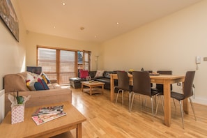 Apartment, 2 Bedrooms, 2 Bathrooms | Living room | Flat-screen TV - Giant Serviced Apartments Malone Square (Belfast)