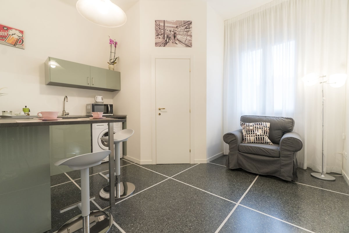 Studio | Eget pentry | Stort kylskÄp, mikrovÄgsugn, ugn och spishÀll
