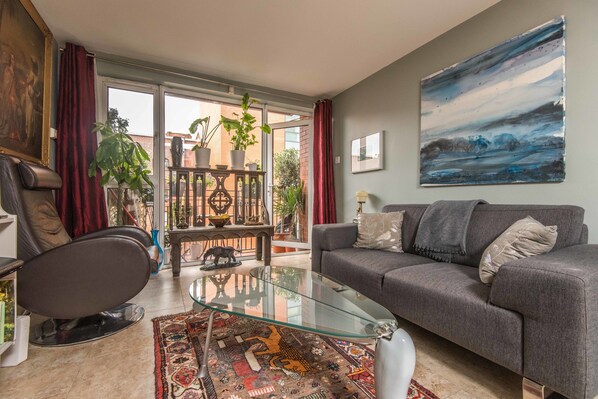 Apartamento, 1 quarto | Sala de estar | TV de tela plana