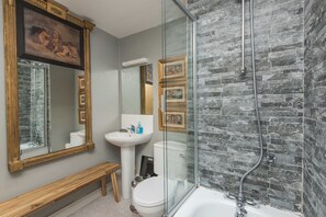Apartamento, 1 quarto | Banheiro | Chuveiro/banheira combinados, secador de cabelo, toalhas de banho 