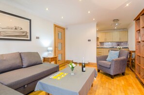 Apartamento, 2 quartos, 2 banheiros | Sala de estar | TV de tela plana