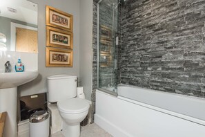 Bathroom - Giant Serviced Apartments Adelaide St (Belfast)