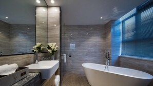 Business Suite | Bathroom | Shower, free toiletries, bathrobes, slippers - LA VIE Hotel (Nanning)