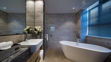 Suite Bisnis | Kamar mandi | Shower, perlengkapan mandi gratis, jubah mandi, dan sandal