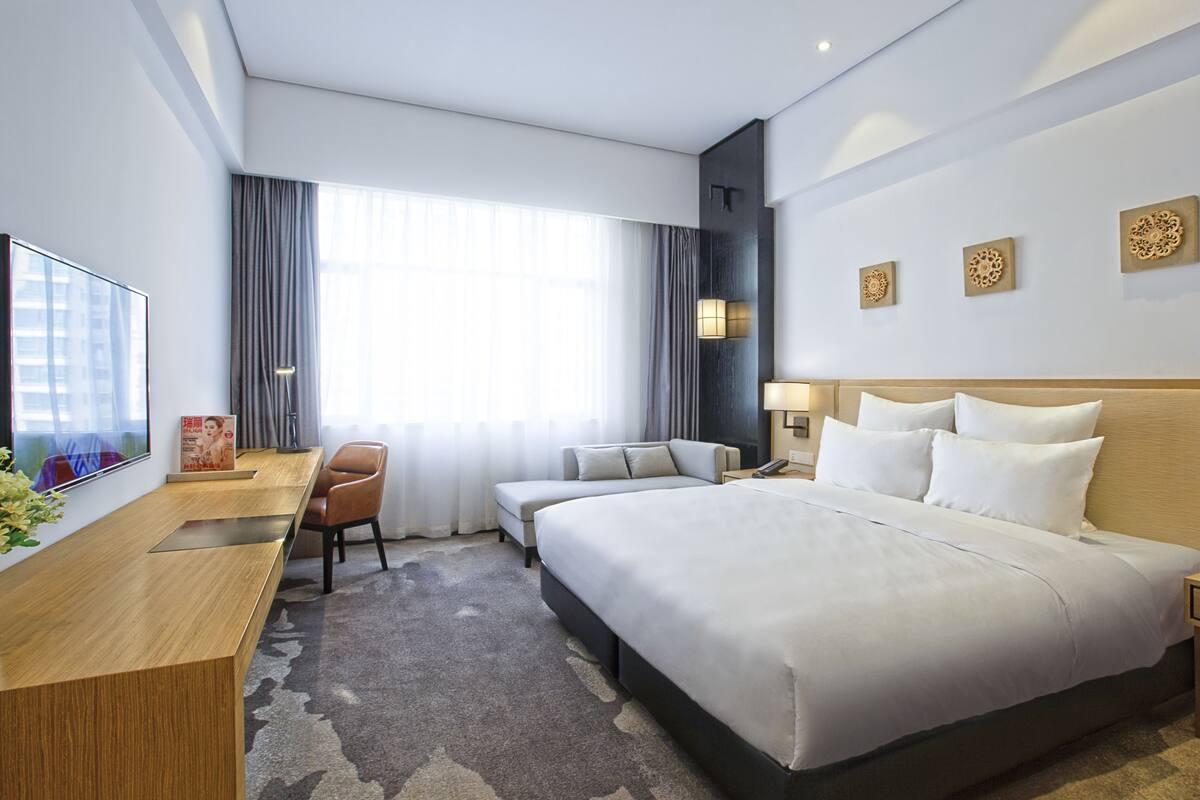 Deluxe Double Room | In-room safe, desk, blackout drapes, WiFi (free)