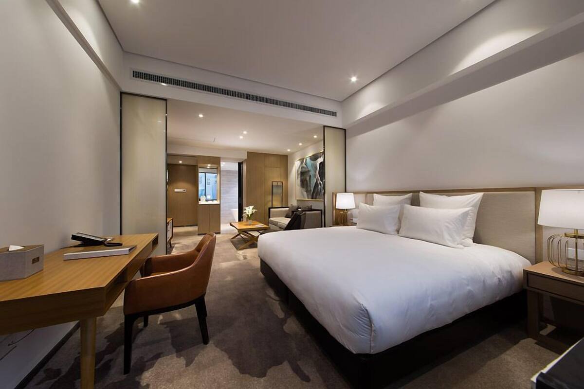 Business Suite | In-room safe, desk, blackout drapes, WiFi (free)