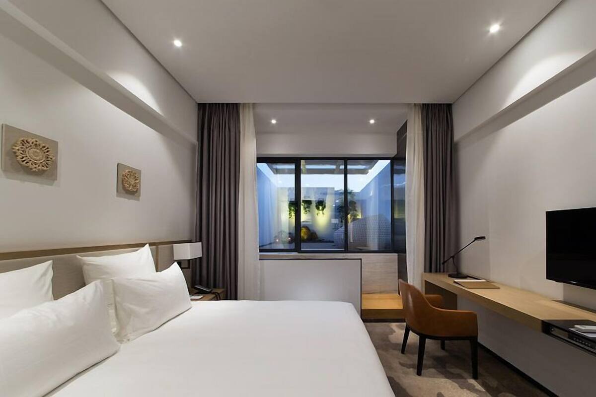Deluxe Suite | In-room safe, desk, blackout drapes, WiFi (free)