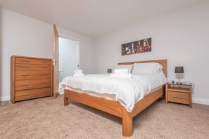 3 bedrooms, iron/ironing board, free cots/infant beds, free WiFi - Giant Serviced Apartments Alfred St (Belfast)