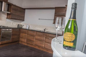 Fridge, oven, stovetop, dishwasher - Giant Serviced Apartments Alfred St (Belfast)