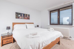 Apartment, 3 Bedrooms, 2 Bathrooms | 3 bedrooms, iron/ironing board, free cribs/infant beds, free WiFi - Giant Serviced Apartments Alfred St (Belfast)