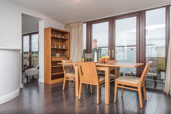 Fridge, oven, stovetop, dishwasher - Giant Serviced Apartments Alfred St (Belfast)