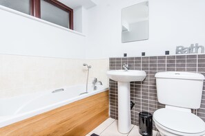 Departamento, 3 habitaciones, 2 baños | Baño | Regadera, secadora de cabello, toallas 