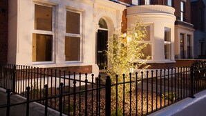 Front of property – evening/night - Giant Serviced Apt. Cliftonville House (Belfast)