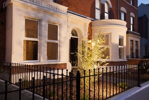 Front of property - evening/night - Giant Serviced Apt. Cliftonville House (Belfast)