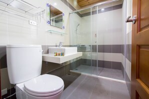 Doppia Superior, 1 letto queen | Bagno | Doccia, set di cortesia gratuito, asciugacapelli, pantofole