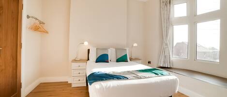 Kahden hengen deluxe-huone, 1 parisänky | Silitysrauta/-lauta, ilmainen Wi-Fi, vuodevaatteet