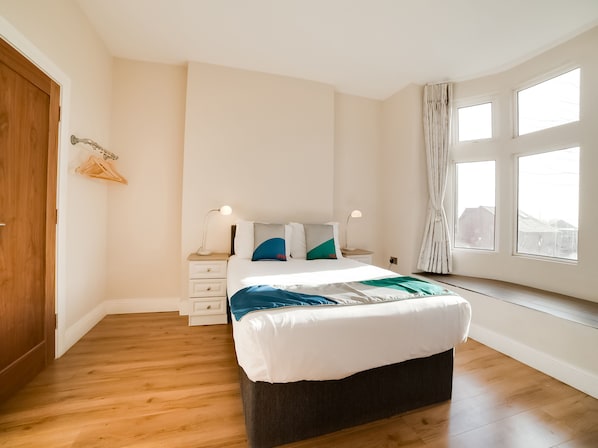 Deluxe-Doppelzimmer, 1 Doppelbett | Bügeleisen/Bügelbrett, kostenloses WLAN, Bettwäsche