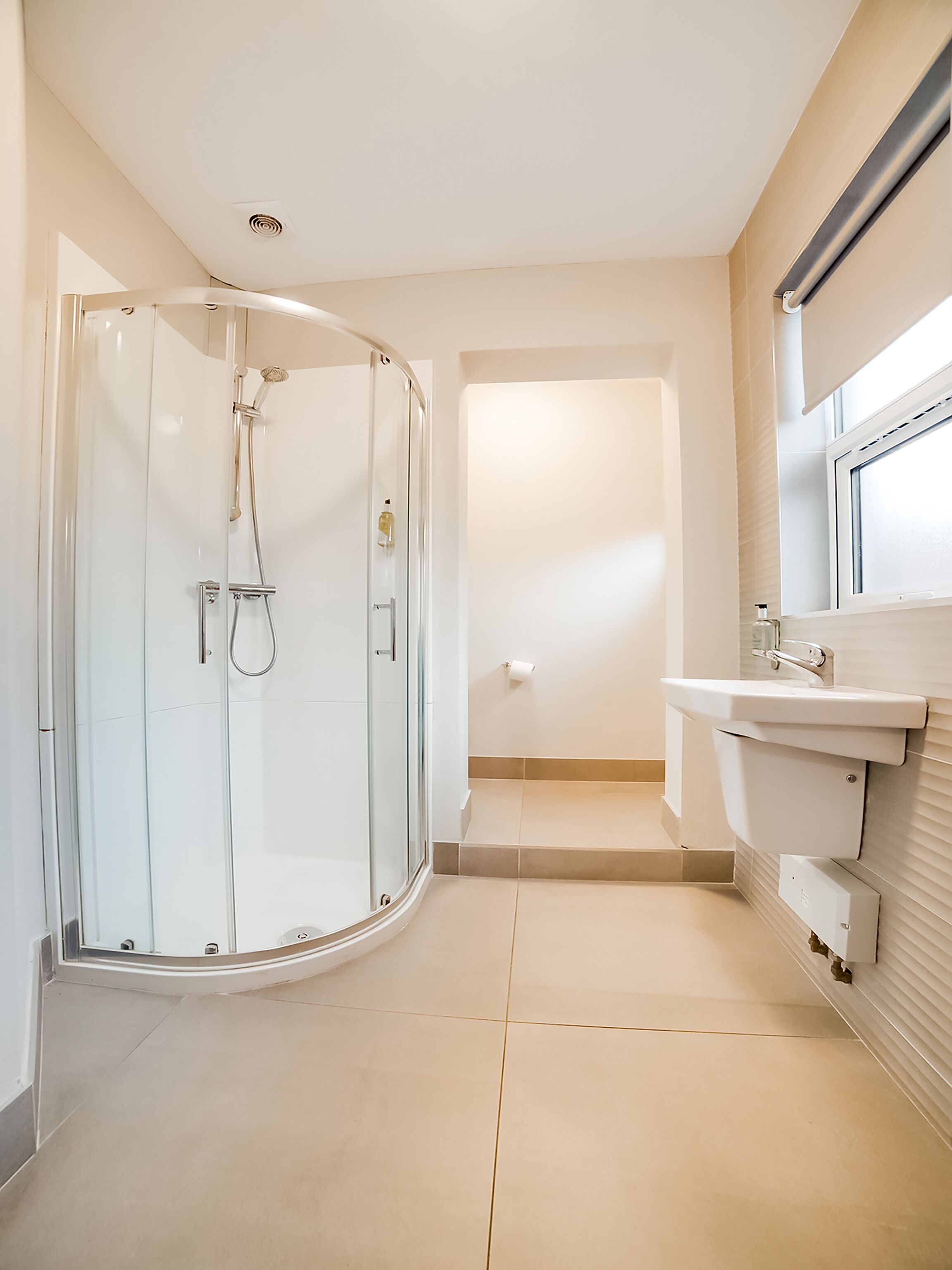 Studio Deluxe, 1 giường đôi | Phòng tắm | Buồng tắm vòi sen, đồ dùng nhà tắm miễn phí, máy sấy tóc, khăn tắm 
