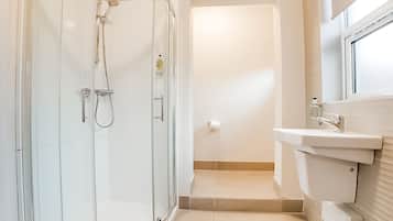 Deluxe Studio, 1 Double Bed | Bathroom | Shower, free toiletries, hair dryer, towels