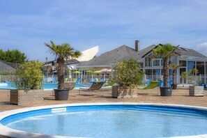 Ulkouima-allas, aurinkovarjoja, aurinkotuoleja