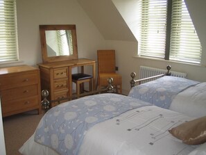 Luxury Cottage | 4 bedrooms, iron/ironing board, free cots/infant beds, free WiFi - Giant Serviced Apt Lough Erne Village (Enniskillen)