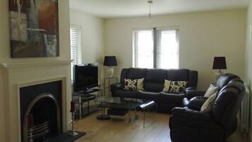 Luxury Cottage | Living room | Flat-screen TV