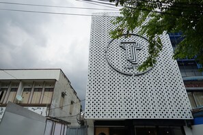 Front of property - T Hostel at Victory Monument (Bangkok)