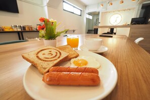 Breakfast area - T Hostel at Victory Monument (Bangkok)