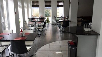 Café da manhã com buffet grátis todos os dias