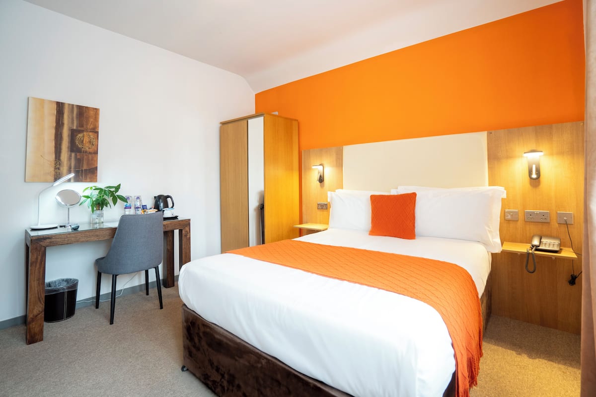 Small Double Room | 1 bedroom, desk, iron/ironing board, free WiFi