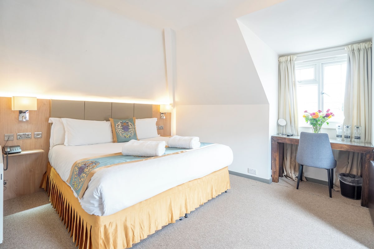Superior Double Room | 1 bedroom, desk, iron/ironing board, free WiFi