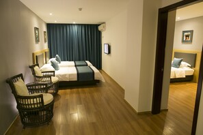 家庭房4人房 | 客房內保險箱、書桌、遮光布/窗簾、免費無線上網