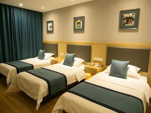 セーフティボックス (室内)、デスク、遮光カーテン、WiFi (無料)