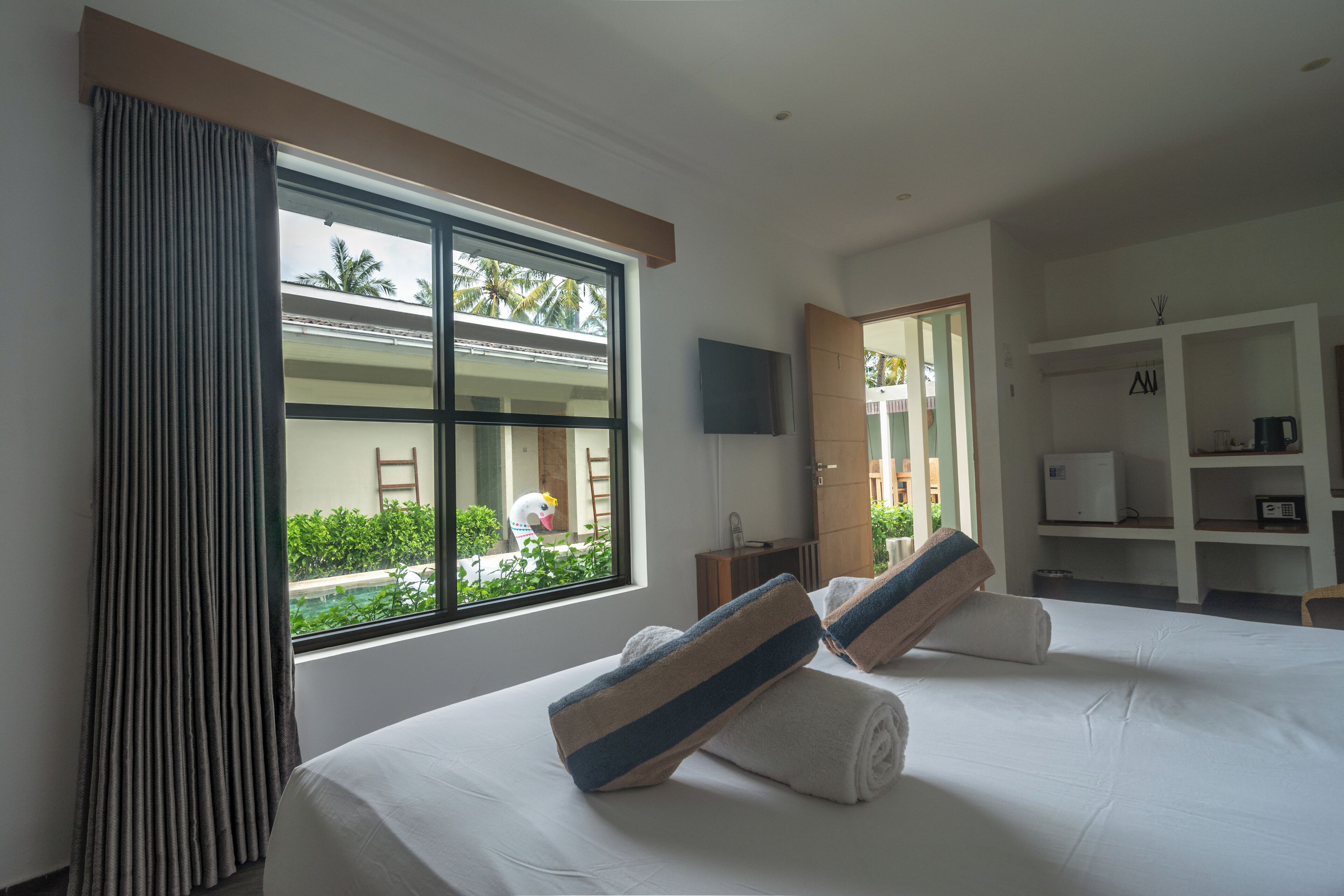 Suíte, 4 quartos, vista para a piscina | Roupas de cama premium, frigobar, cofres nos quartos, escrivaninha