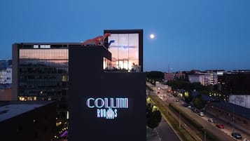 Mặt tiền nơi lưu trú - ban đêm