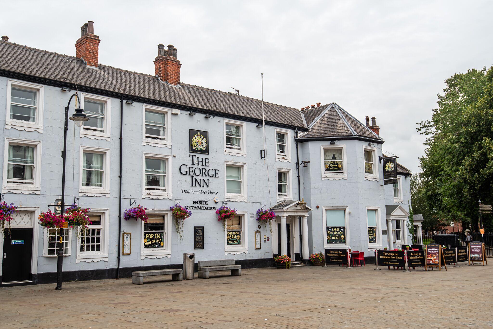 Un edificio de estilo tradicional con un letrero que dice 'The George Inn'.