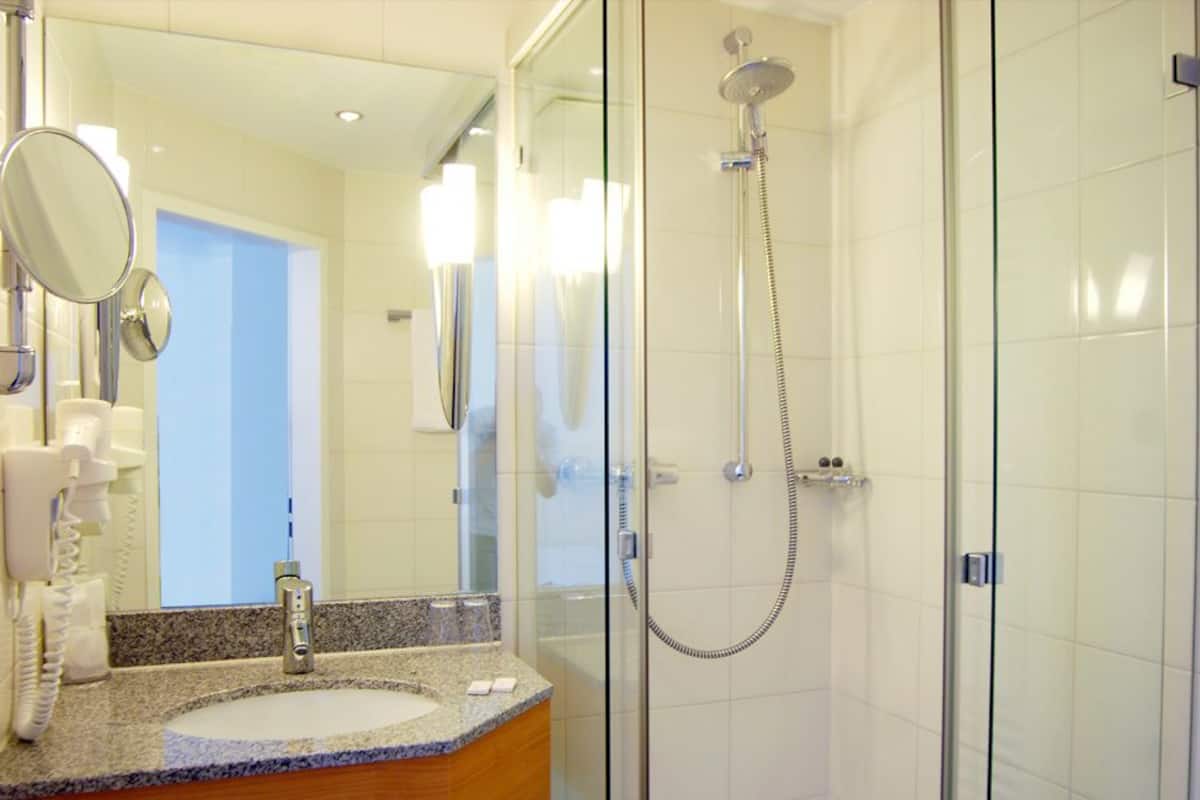 Ducha, artículos de tocador gratuitos, toallas