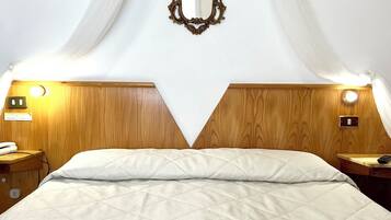 Doppia Standard | Una cassaforte in camera, una scrivania