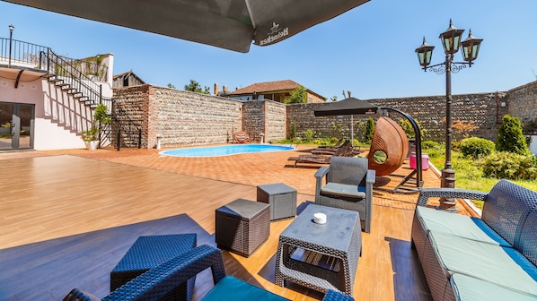 Outdoor pool, pool umbrellas, sun loungers