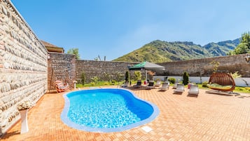 Outdoor pool, pool umbrellas, sun loungers