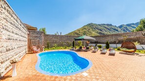 Outdoor pool, pool umbrellas, sun loungers - Hotel Gino Wellness Mtskheta (Mtskheta)
