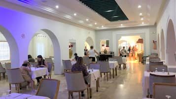 供應早餐、午餐和晚餐,國際料理
