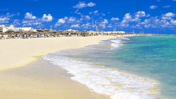 Una playa cerca, arena blanca
