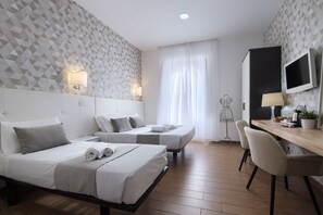 Minibar, decoración personalizada, muebles diferentes y escritorio 