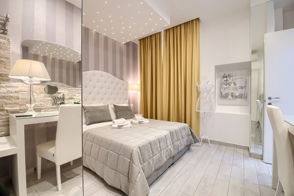 Minibar, decoración personalizada, muebles diferentes y escritorio 