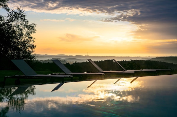 Infinity pool
