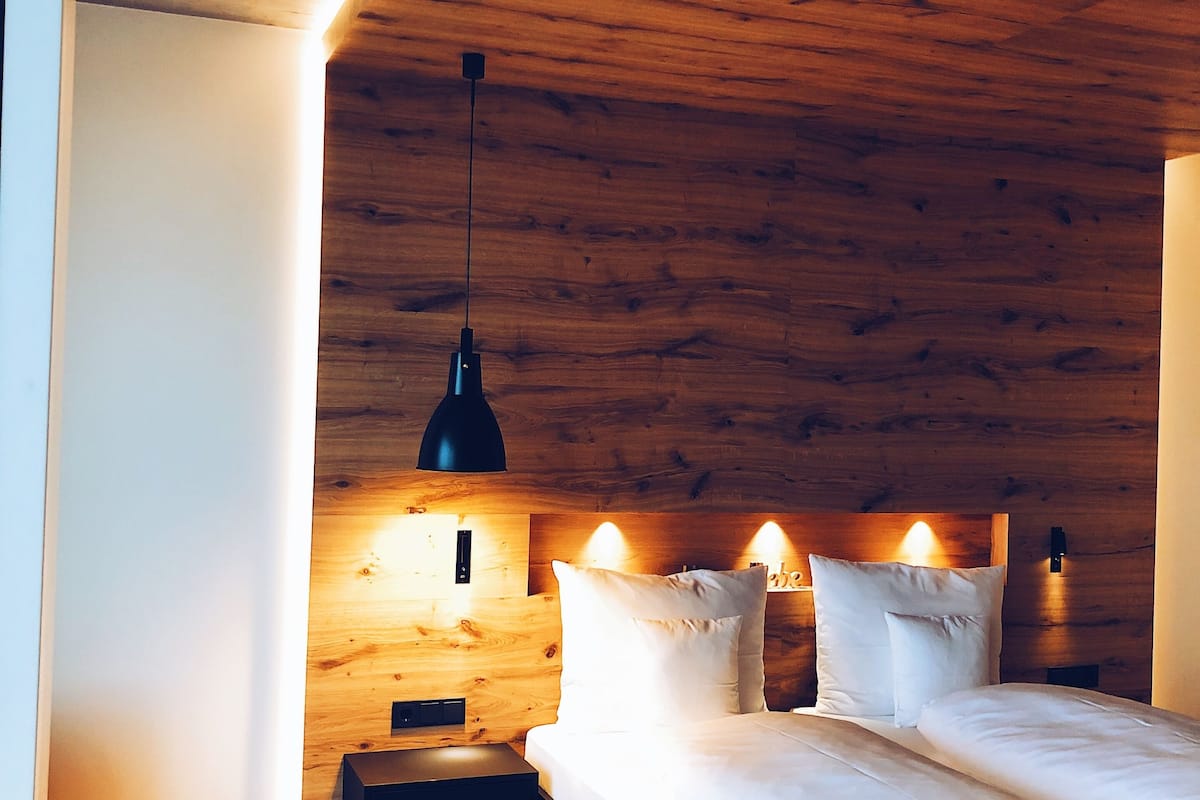 deluxe studio suite, fireplace, mountain view | premium bedding, in-room safe, desk, laptop workspace