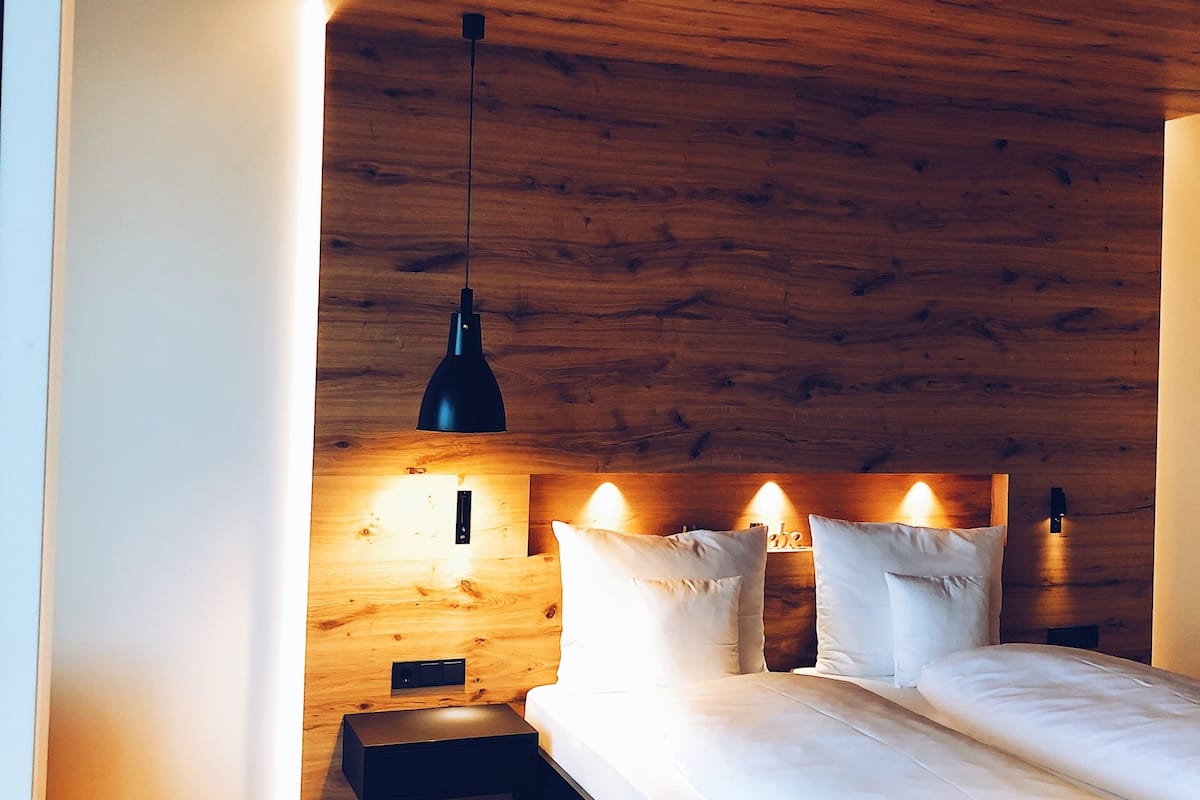 Suite estudio Deluxe, chimenea, vistas a la montaña | Ropa de cama de alta calidad, caja fuerte, escritorio
