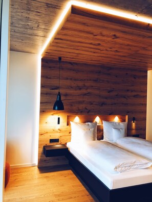 Ropa de cama de alta calidad y caja de seguridad en la habitación 
